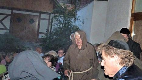 Alois Dechant bei seinem Gastauftritt in der "Wanderhure" in einer Mönchskutte  Fotos: Werner Reißaus