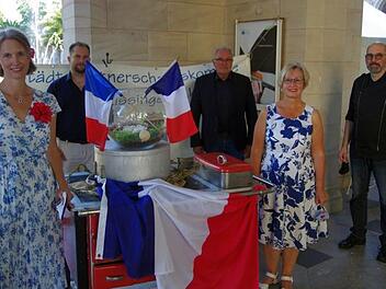60 Jahre Partnerschaft zwischen Bad Kissingen und Vernon: (von links) Präsidentin Maren Schmitt, Vize-Präsident Michael Eber, Bürgermeister Thomas Leiner, Vize-Präsidentin Renate Horch, KuGa-Chef Jochen Wehner - vor der französischen Dekoration am Eingang zum Kurgarten-Cafe in Bad Kissingen.Klaus Werner