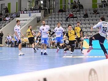 Auch diese gute Gelegenheit verpuffte: Kreisläufer Justin Kurch scheiterte nach klugem Anspiel von Pontus Zetterman (Nummer 27) an Göppingens Torsteher Daniel Rebmann; rechts beobachtet Drasco Nenadic (Nummer 15) den Abschluss seines Mitspielers. Foto: Hagen Lehmann