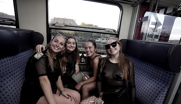 Party im Zug - Raver*innen tanzen zu Techno-Beats