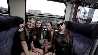 Party im Zug - Raver*innen tanzen zu Techno-Beats