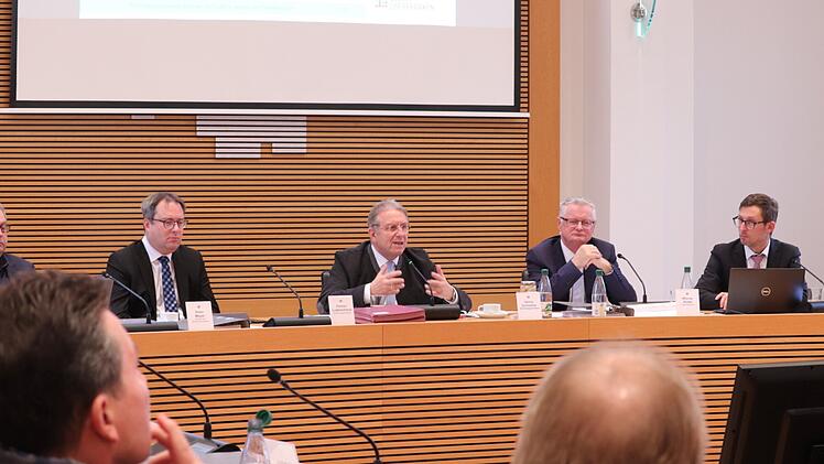 Diskussion über Haushalt 2025: Bezirk Oberfranken schlägt Alarm - "Explodierende Sozialkosten"