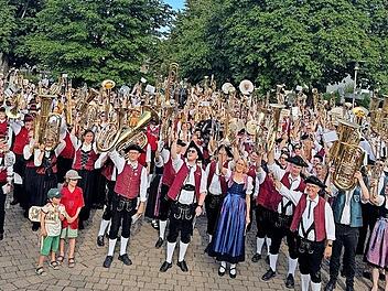 Zum Himmel empor streckten bei strahlenden Sonnenschein die Musikanten ihre Instrumente.