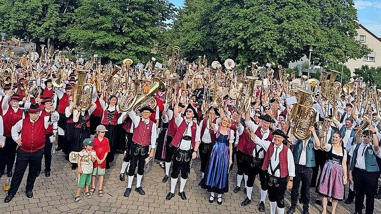 Zum Himmel empor streckten bei strahlenden Sonnenschein die Musikanten ihre Instrumente.