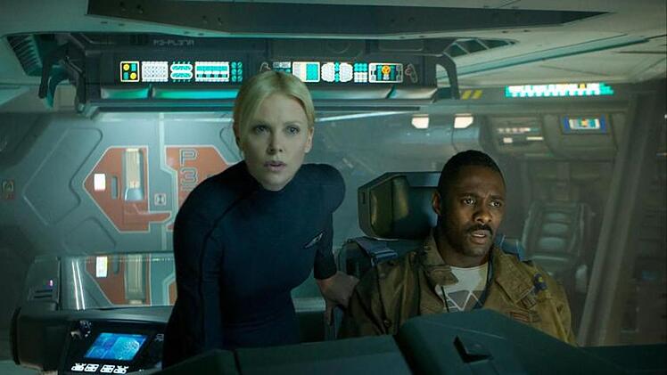 Haben eine m&ouml;rderische Begegnung mit unheimlichen Wesen aus einer fremden Welt: Pilot Janek (Idris Elba) und Kommandantin Vickers (Charlize Theron).