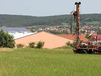 Ein Spezialunternehmen aus Coburg nahm  in den letzten Tagen  die Baugrunduntersuchungen auf dem Getreidefeld zwischen Heubach und Sandhof vor. Hier könnte ein millionenschweres Bauprojekt entstehen. Foto: Ralf Kestel