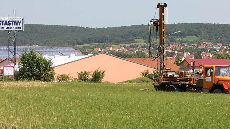 Ein Spezialunternehmen aus Coburg nahm  in den letzten Tagen  die Baugrunduntersuchungen auf dem Getreidefeld zwischen Heubach und Sandhof vor. Hier könnte ein millionenschweres Bauprojekt entstehen. Foto: Ralf Kestel