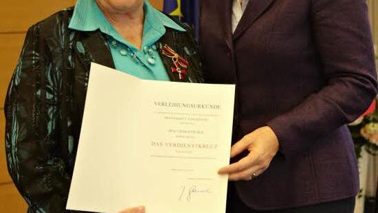 Sozialministerin Christine Haderthauer überreichte Lieselotte Ruß das Verdienstkreuz am Bande samt Urkunde.  Foto: Staatsministerium