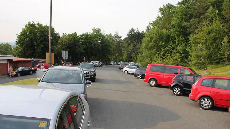 Am Eberner Freibad sorgt der Massenansturm für Verkehrsprobleme.