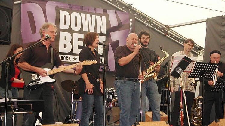 ür Funkkonzerte, bei denen das Tanzbein nicht still bleiben kann, steht die Formation "Downbeat" aus dem Coburger Raum.Fotos: privat