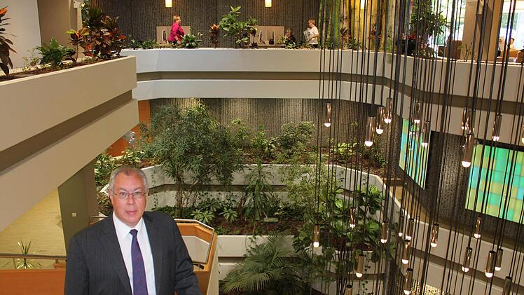 Operations Manager Pascal Muller in der großen halle des Hotels.