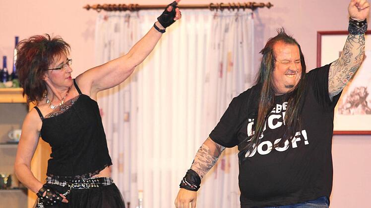 Lassen es auch nach der Disco richtig krachen: Bimbo (Heiko Braunreuther) und Tildchen (Regina Lang).  Fotos: Ralf Naumann