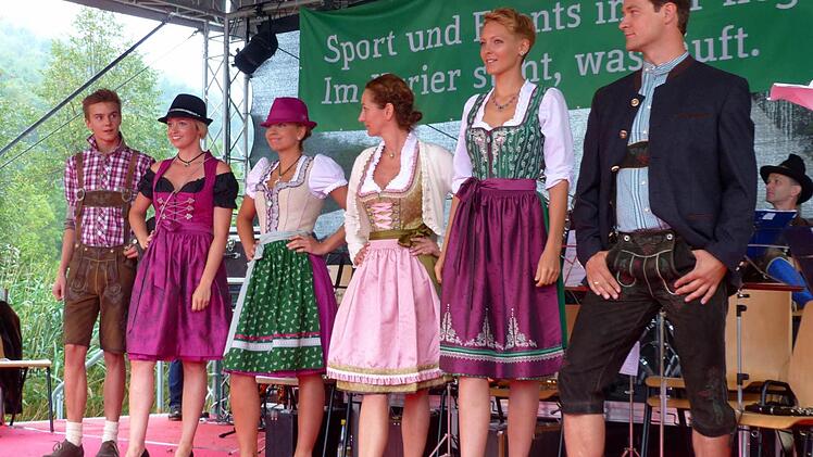 Fesche Madla und saubere Bub'n waren bei der Trachtenmodenschau zu sehen. Foto: Dieter Hübner