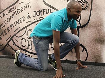 Der Start im 800-Meter-Lauf erfolgt im Stehen, klärte Dreifach-Weltmeister Wilson Kipketer den Fotografen auf, um sich trotzdem ohne zu zögern in die gewünschte Position zu bringen. Foto: Ruppert