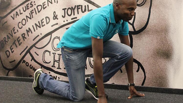 Der Start im 800-Meter-Lauf erfolgt im Stehen, klärte Dreifach-Weltmeister Wilson Kipketer den Fotografen auf, um sich trotzdem ohne zu zögern in die gewünschte Position zu bringen. Foto: Ruppert