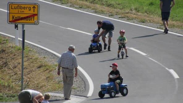 Freie Fahrt für die Kinder: Diese durften die Ortsdurchfahrt mit ihren Fahrzeugen als erste auf die Probe stellen. Bei einer Feier wurde die Straße dann für den motorisierten Verkehr freigegeben. Fotos: Helmut Will