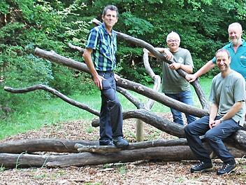 Ein Kletterstamm aus Eichenholz ist die neue Attraktion f&uuml;r Kinder am Wei&szlig;fichtensee. Winfried Seufert (von links) und Norbert Schmucker vom Naturpark Ha&szlig;berge dankten Sven Kaps, dem Revierleiter der Bayerischen Staatsforsten, f&uuml;r die Bereitstellung des Stammes. Mit auf dem Foto Wolfgang Kettler von den Bayerischen Staatsforsten.  Foto: Naturpark Ha&szlig;berge