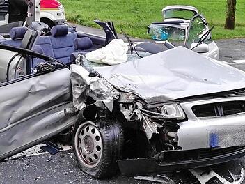 Die Feuerwehr Steinbach am Wald schnitt das Dach des Audis ab, um die Beifahrerin befreien zu können. Fotos: Markus Schulz (2)/Marian Hamacher (1)