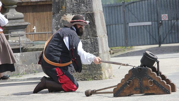 Bunt und laut ging's auf der Festung Rosenberg zu, als Kronachs Bürgermeister Beiergrößlein mit Salutschüssen   (von der "Cronacher-Ausschuss-Compagnie 1632") und den "tapferen Weibern" sowie Luftballons den offiziellen Startschuss gab.