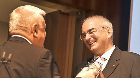 Oberbürgermeister Norbert Tessmer (links) gratulierte dem Direktor des Casirianums zu 20 Jahren als Schulleiter.  Foto: Gabi Arnold