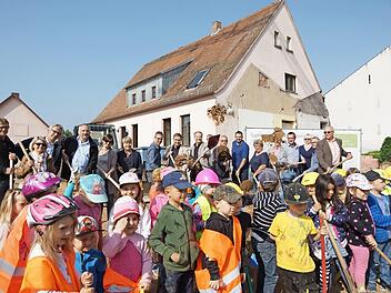Beim Spatenstich für den neuen Kindergarten in Thulba waren im Mai auch die Kinder dabei.  Foto: Arkadius Guzy/Archiv
