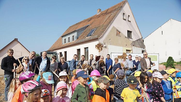 Beim Spatenstich für den neuen Kindergarten in Thulba waren im Mai auch die Kinder dabei.  Foto: Arkadius Guzy/Archiv