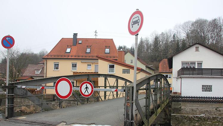 Der Hirtensteg in Marktrodach ist seit l&auml;ngerer Zeit aus Sicherheitsgr&uuml;nden gesperrt.Archiv/Veronika Schadeck