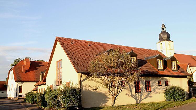 Blick auf die Seite des Kindergartens, auf der der Anbau erfolgt; links im Hintergrund der Marktsaal