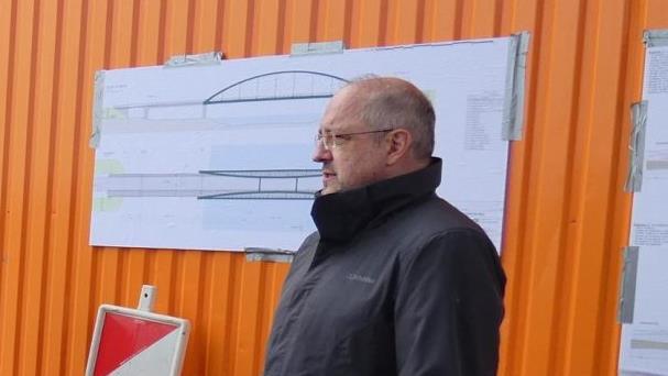 Der Leiter des Staatlichen Bauamtes Schweinfurt, Michael Fuchs (rechts), erläuterte die  Maßnahmen im Zuge des Brückenneubaus.