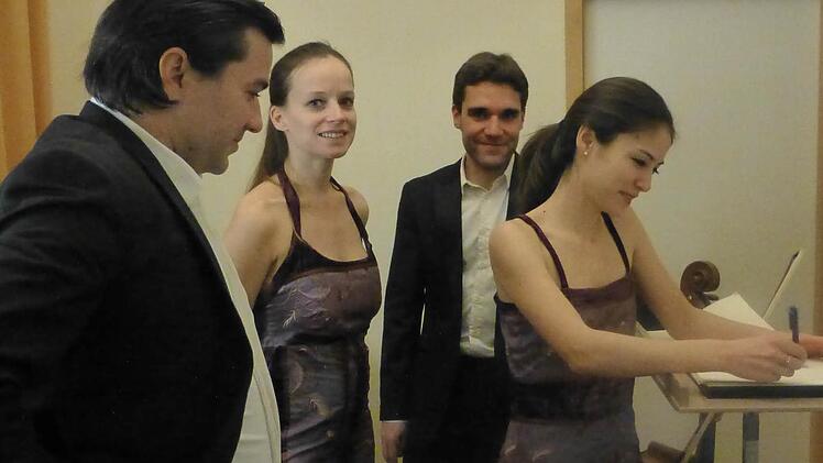 Beim Eintrag ins Gästebuch der Staatsbad GmbH: das Minetti-Quartett mit (von links) Milan Milojicic (Viola), Maria Ehmer (1. Violine), Leonhard Roczek (Violoncello) und Anna Knopp (2. Violine). Foto: Thomas Ahnert