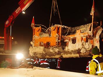 Ein Kran hob das Räumschild an.