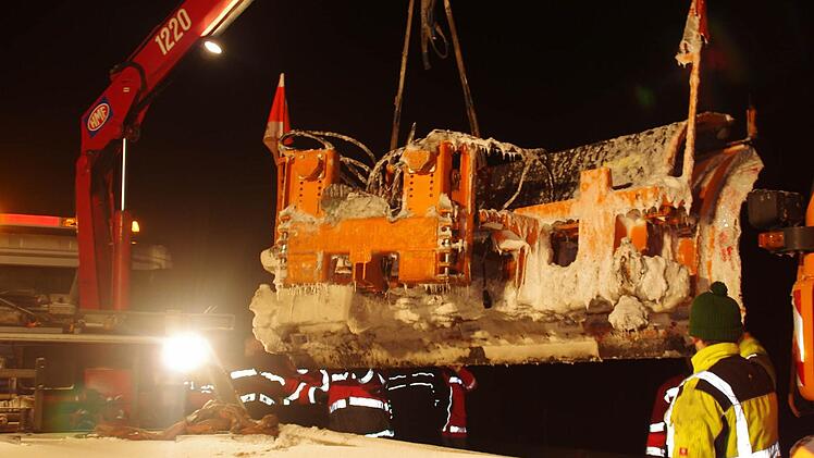 Ein Kran hob das Räumschild an.