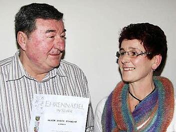 Vorsitzende Sylvia Kuhn gratulierte Erich Klement zur 25-jährigen Mitgliedschaft. Foto: Gerd Schaar