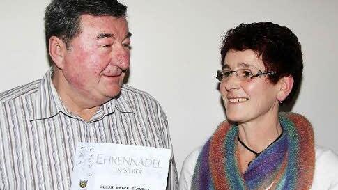 Vorsitzende Sylvia Kuhn gratulierte Erich Klement zur 25-jährigen Mitgliedschaft. Foto: Gerd Schaar