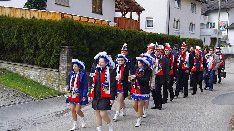 Die Prinzengarde hatte Sekt im Gepäck.