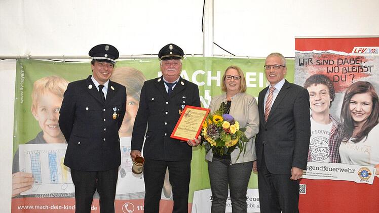 Kommandant Markus Eiring (von links) verlieh Rudolf Franz den Titel "Ehrenkommandant". Daneben Ehefrau Gisela Franz und Bürgermeister Günter Pfeiffer.  Foto: Schmidt