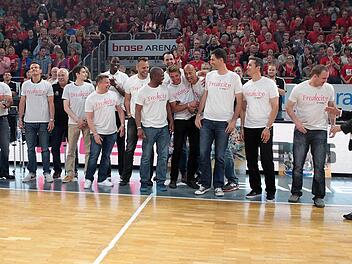 Meistertrainer Dirk Bauermann, Volkmar Zapf, der langjährige Hallensprecher Rudi Schultze, der offiziell verabschiedet wurde, Adam Radomirovic, Teammanager Markus Gareiß, Koko Archibong, Ivan Pavic, Derrick Taylor, Dirk Mädrich, Steffen Hamann, Mike Nahar, Chris Ensminger, Hurl Beechum, Rick Stafford und Brose-Präsident Norbert Sieben (v. l.) genießen die Rückkehr an die Stätte des Triumphes. Foto: sportpress