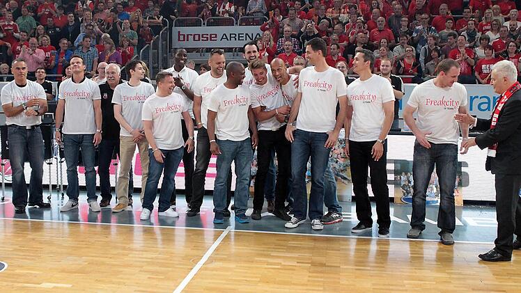 Meistertrainer Dirk Bauermann, Volkmar Zapf, der langjährige Hallensprecher Rudi Schultze, der offiziell verabschiedet wurde, Adam Radomirovic, Teammanager Markus Gareiß, Koko Archibong, Ivan Pavic, Derrick Taylor, Dirk Mädrich, Steffen Hamann, Mike Nahar, Chris Ensminger, Hurl Beechum, Rick Stafford und Brose-Präsident Norbert Sieben (v. l.) genießen die Rückkehr an die Stätte des Triumphes. Foto: sportpress
