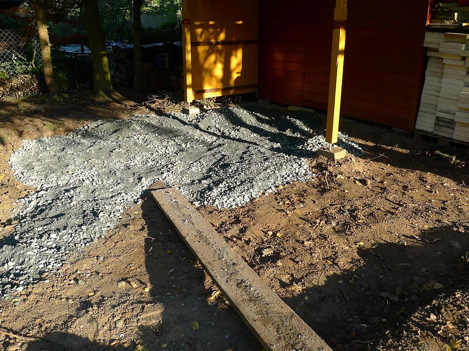 Eine Schotter-Schicht bildet den Untergrund der Terrassen.