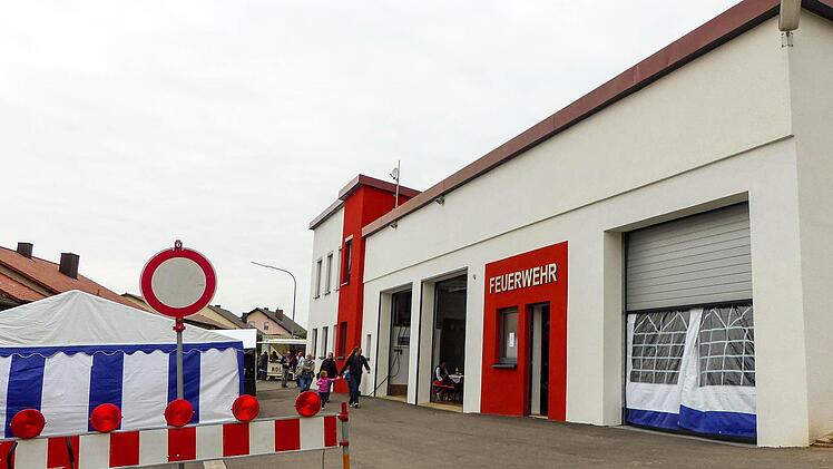 Das Stettfelder Feuerwehrhaus erhielt einen Anbau und neue Farbeund macht jetzt auch von außen wieder eine gute Figur.  Fotos: Christian Ziegler