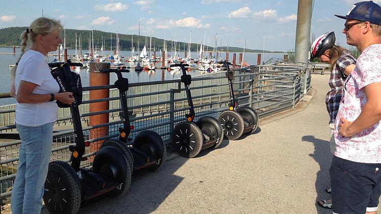 Petra Niemitz (li.) glänzt in den Pausen mit ihrem Wissen über den Brombachsee und Umgebung.  Foto: Daniel Ruppert