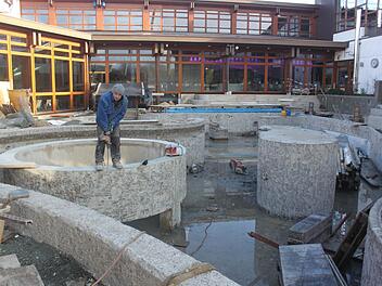 Das Außenbecken zwischen den Badehallen bildet den Kern der Modernisierung. Hier entstehen auf den bereits vorhandenen Betonfundamenten eine Insel mit Pavillon und ein kleiner Wasserfall. Foto: Matthias Einwag
