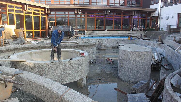 Das Außenbecken zwischen den Badehallen bildet den Kern der Modernisierung. Hier entstehen auf den bereits vorhandenen Betonfundamenten eine Insel mit Pavillon und ein kleiner Wasserfall. Foto: Matthias Einwag