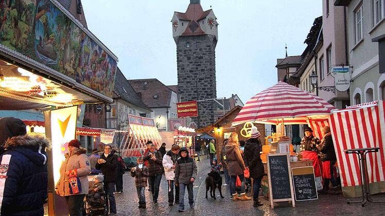 Martinikirchweih in der Herzogenauracher Hauptstra&szlig;e (hier 2016): Offenbar f&uuml;hlen sich die Gesch&auml;ftsleute vom Stadtmarketing nicht ausreichend informiert, kritisiert die CSU-Stadtratsfraktion und verlangt Informationen.  Foto: Richard S&auml;nger