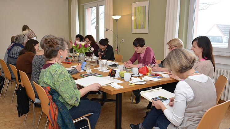 Konzentriert arbeiten die Frauen an ihren ersten Gedichten. Björn Hein
