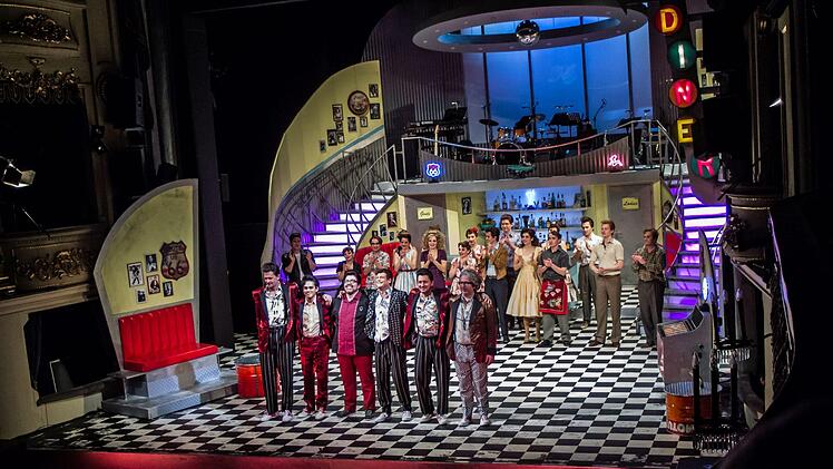 Begeisterten Applaus gab es bei der Wiederaufnahme des Rock'n'Roll-Musicals "A Spider Murphy Story" im Landestheater Coburg.Foto: Jochen Berger