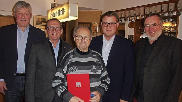 Seit 40 Jahren h&auml;lt Herbert B&auml;r der SPD die Treue. Die Ehrung nahm Bezirksrat Holger Grie&szlig;hammer zusammen mit SPD-Ortsvorsitzendem Rudi Gumtow vor. Das Bild zeigt (von links) Rudi Gumtow, Kassier Ottmar Schmiedel, Herbert B&auml;r, Holger Grie&szlig;hammer und stellvertretender SPD-Ortsvorsitzenden Peter A&szlig;mann.  Foto: Werner Rei&szlig;aus