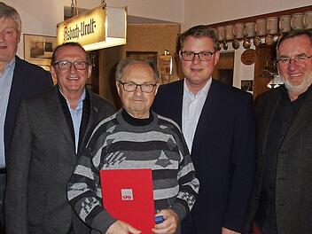 Seit 40 Jahren hält Herbert Bär der SPD die Treue. Die Ehrung nahm Bezirksrat Holger Grießhammer zusammen mit SPD-Ortsvorsitzendem Rudi Gumtow vor. Das Bild zeigt (von links) Rudi Gumtow, Kassier Ottmar Schmiedel, Herbert Bär, Holger Grießhammer und stellvertretender SPD-Ortsvorsitzenden Peter Aßmann.  Foto: Werner Reißaus