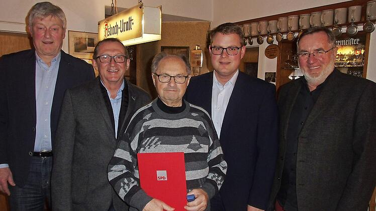 Seit 40 Jahren hält Herbert Bär der SPD die Treue. Die Ehrung nahm Bezirksrat Holger Grießhammer zusammen mit SPD-Ortsvorsitzendem Rudi Gumtow vor. Das Bild zeigt (von links) Rudi Gumtow, Kassier Ottmar Schmiedel, Herbert Bär, Holger Grießhammer und stellvertretender SPD-Ortsvorsitzenden Peter Aßmann.  Foto: Werner Reißaus