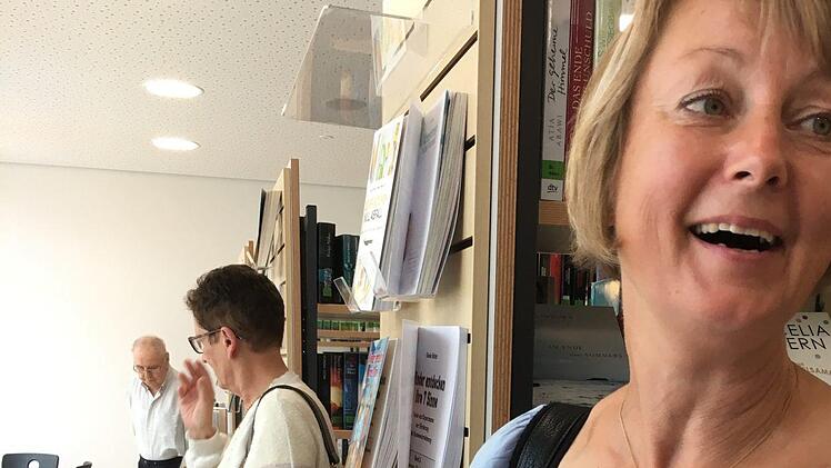 Bei der Eröffnung der Seniorenbücherei in OberhaidFoto: Anette Schreiber